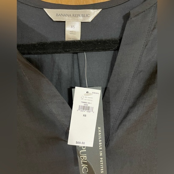 #130- BANANA REPUBLIC-sleeveless blouse-NWT - Picture 2 of 3